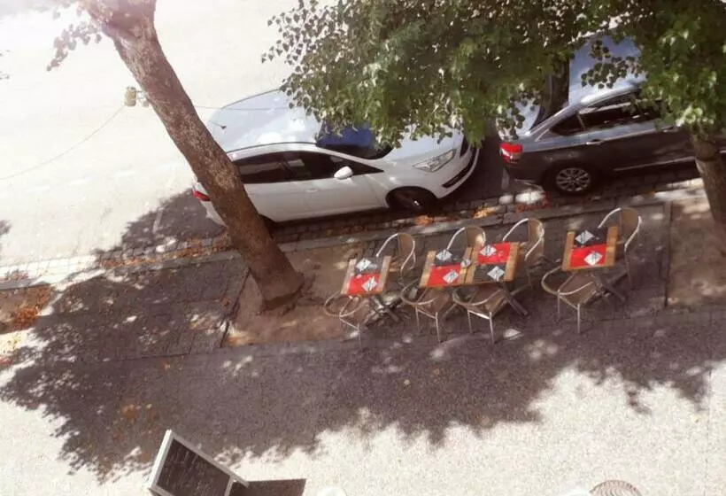 Отель Hôtel Des Lilas