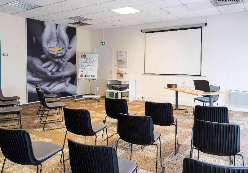 호텔 Ibis Laval Le Relais d'Armor