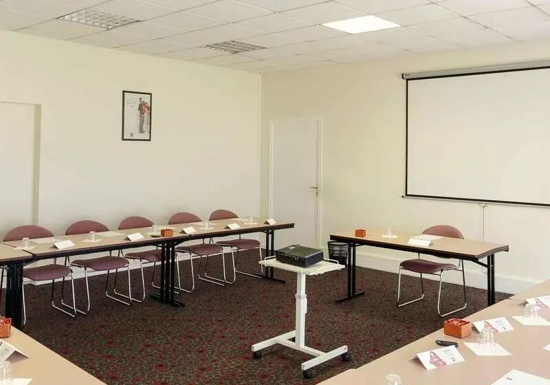 호텔 Ibis Laval Le Relais d'Armor