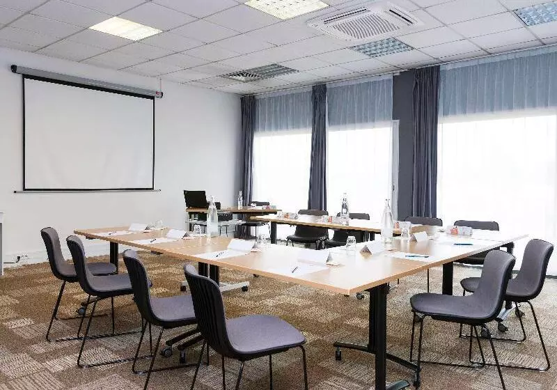 호텔 Ibis Laval Le Relais d'Armor