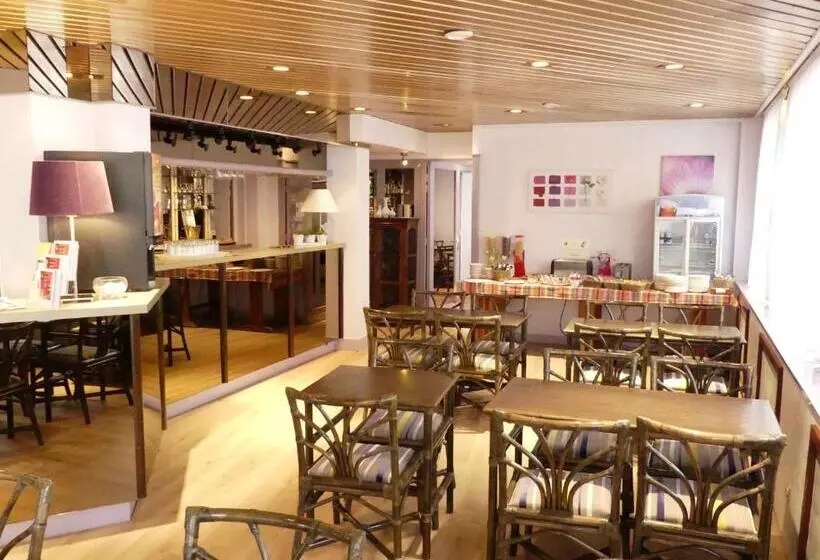 Hotel Hôtel De L Orme, Akena