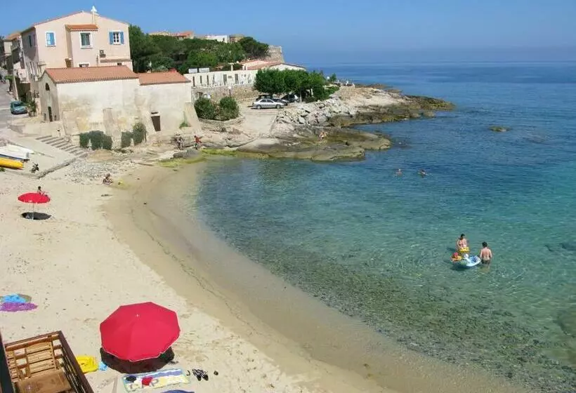 هتل Hôtel De La Plage Les Arcades