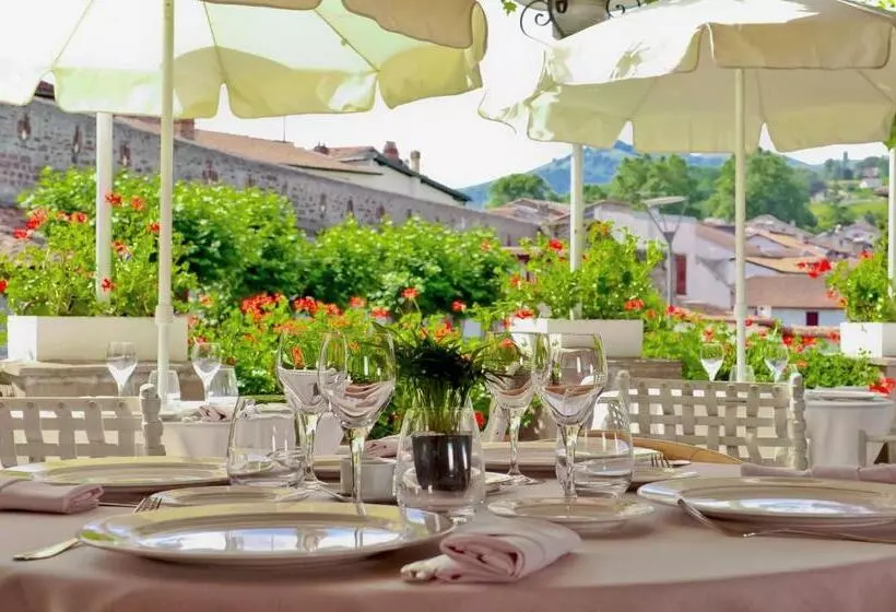 هتل Hôtel Des Pyrénées