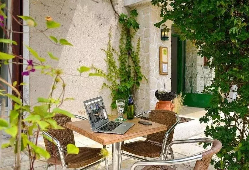 בית מלון כפרי Logis Hôtel Saint Cyr