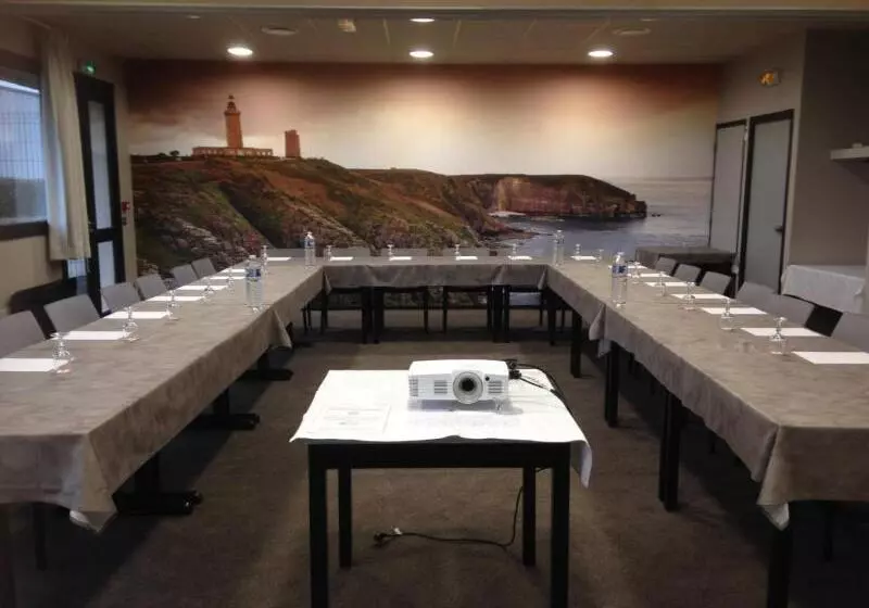 ホテル The Originals City, Hôtel Les Caps, Saintbrieuc Est