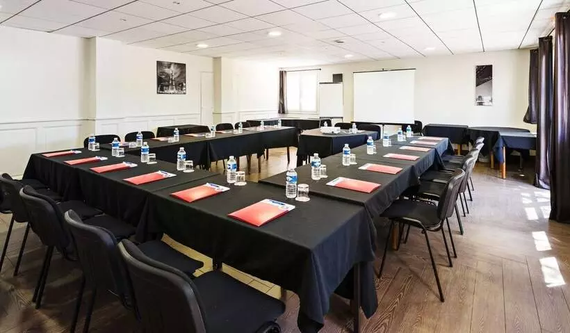 Отель Hôtel Le Relais Des Brasseurs Aubagne