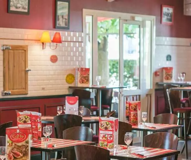 Отель Hôtel Le Relais Des Brasseurs Aubagne