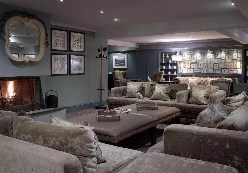 Отель Mercure Box Hill Burford Bridge