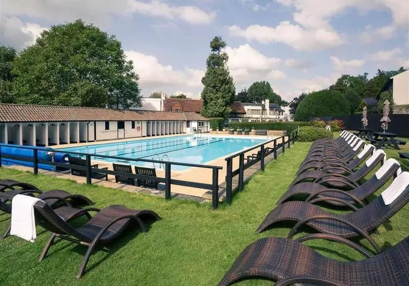 Отель Mercure Box Hill Burford Bridge