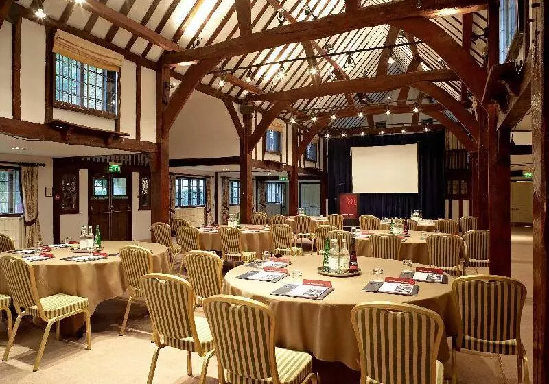 Отель Mercure Box Hill Burford Bridge