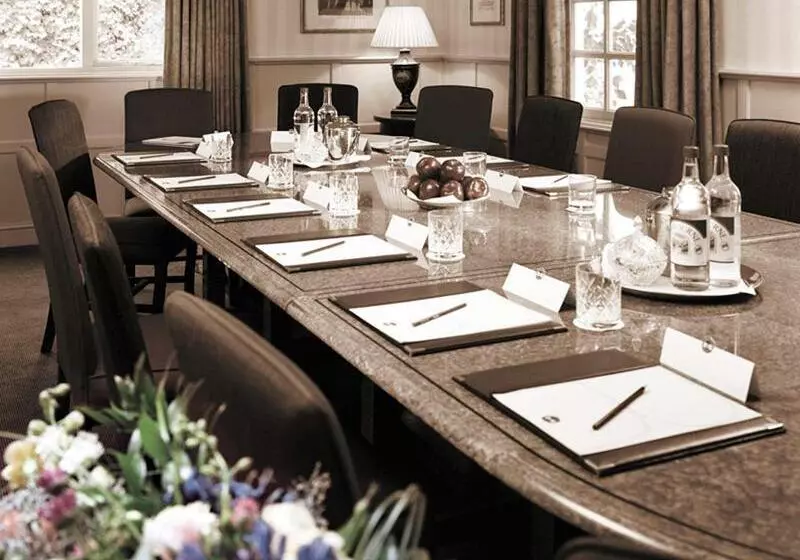 Отель Mercure Box Hill Burford Bridge