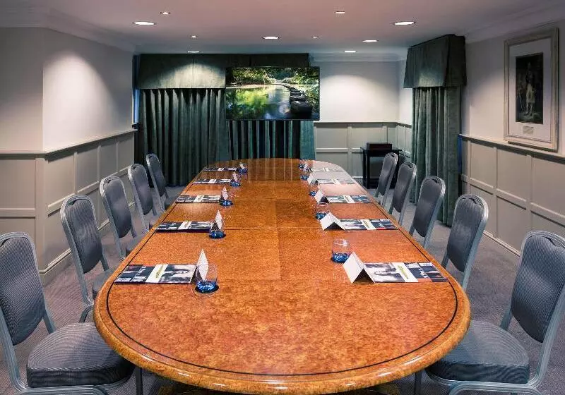 Отель Mercure Box Hill Burford Bridge