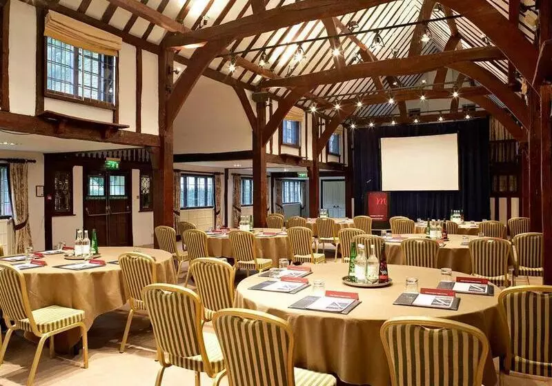 Отель Mercure Box Hill Burford Bridge