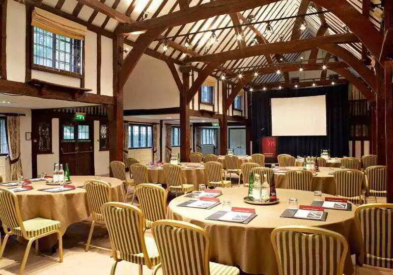 Отель Mercure Box Hill Burford Bridge