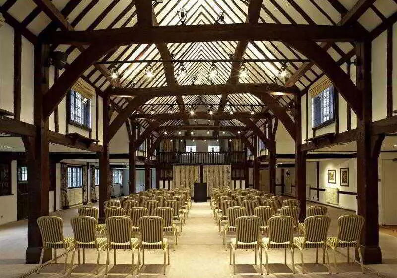 Отель Mercure Box Hill Burford Bridge