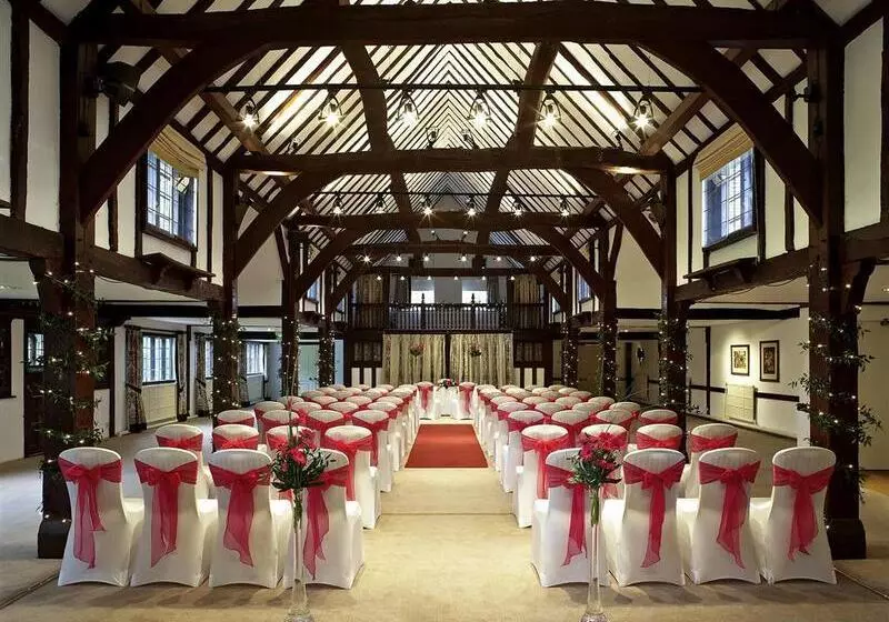 Отель Mercure Box Hill Burford Bridge