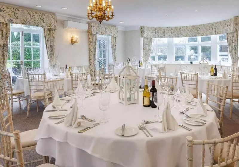 Отель Mercure Box Hill Burford Bridge