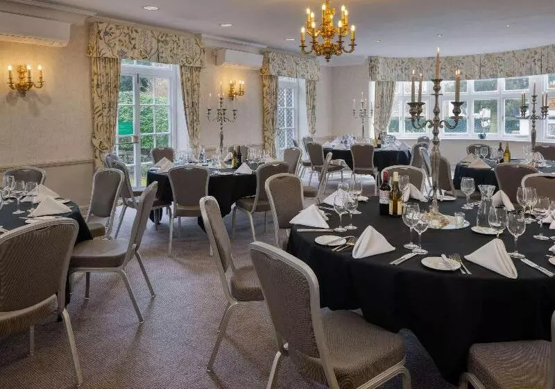 Отель Mercure Box Hill Burford Bridge