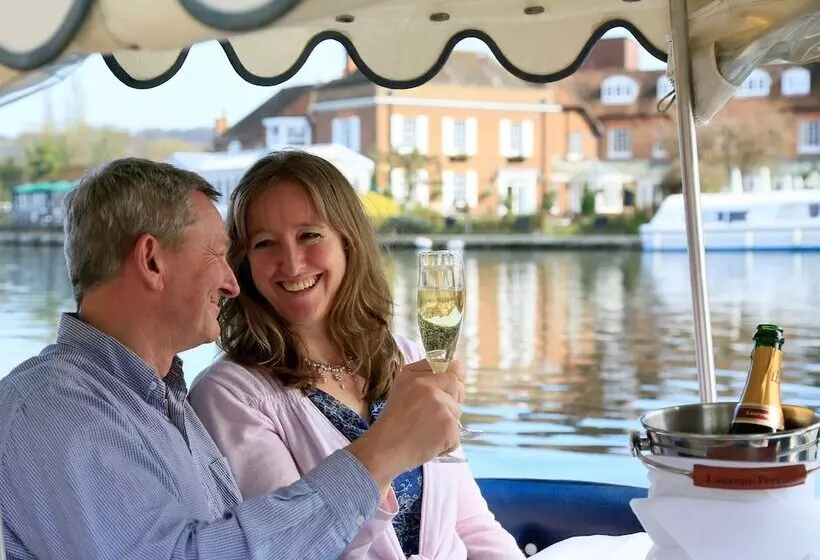 Отель Macdonald Compleat Angler