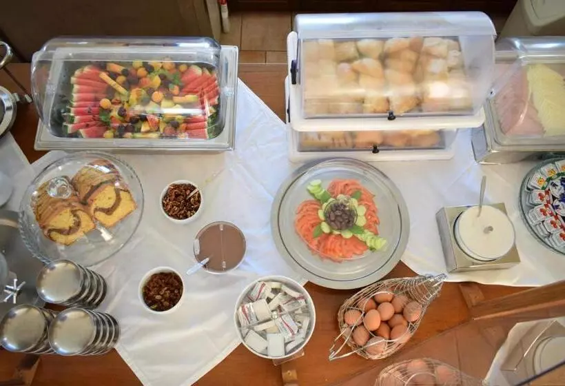 Отель Klonos Kyriakos Klonos