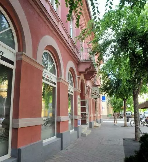ホテル Piros Arany Panzió Kalocsa