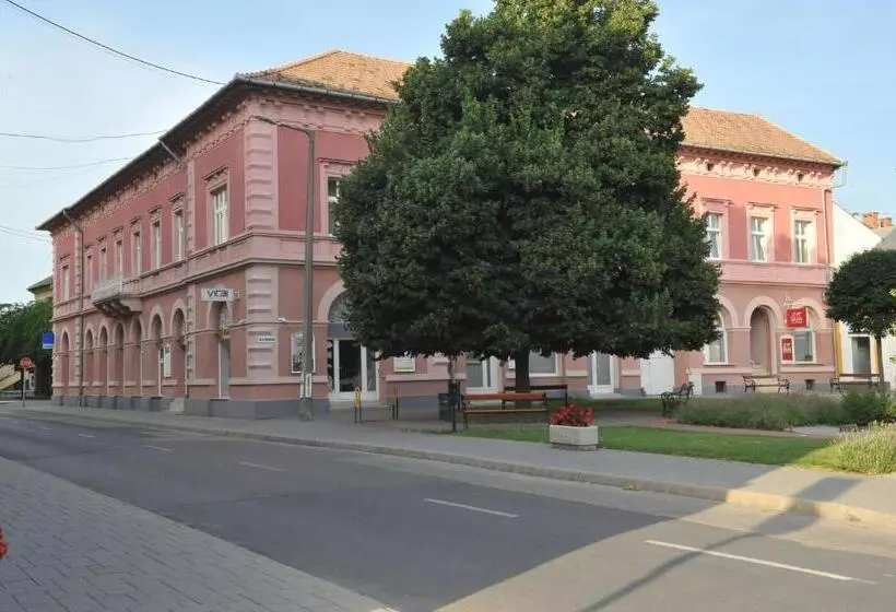 ホテル Piros Arany Panzió Kalocsa