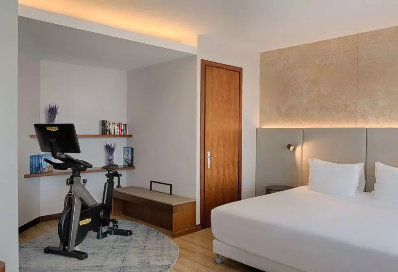 هتل NH Bologna De La Gare