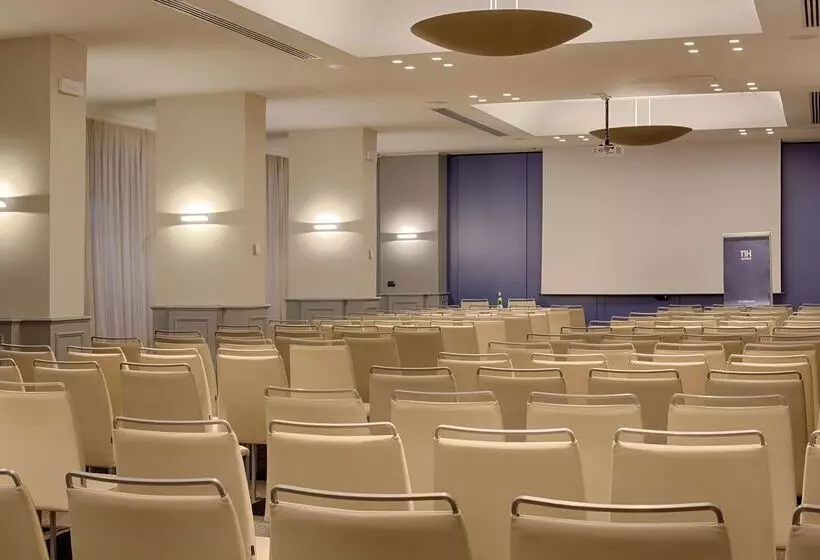 هتل NH Bologna De La Gare