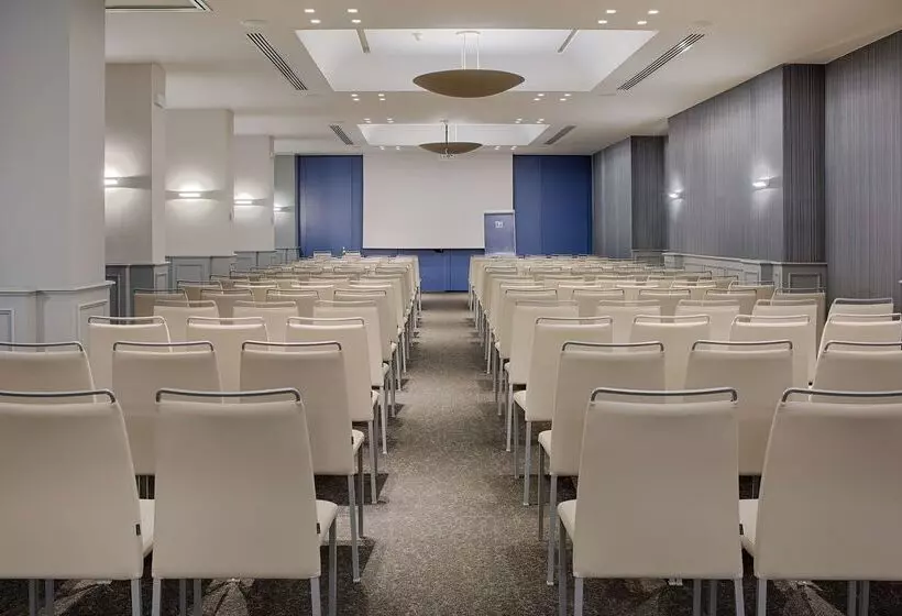 هتل NH Bologna De La Gare