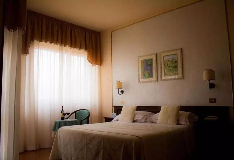 ホテル Ristorante Tre Stelle