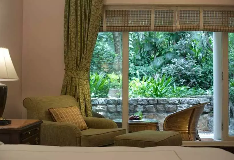 Отель Taj West End