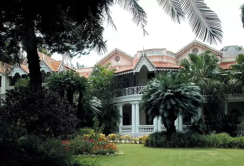 Отель Taj West End