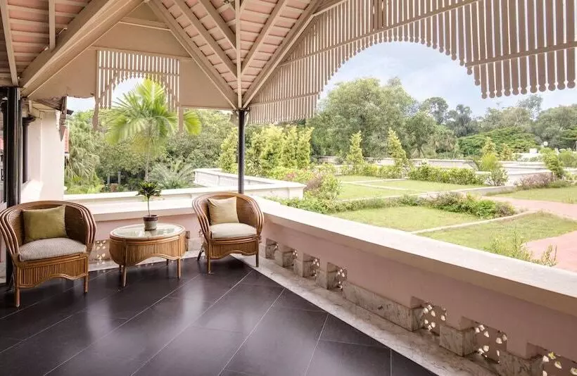 Отель Taj West End