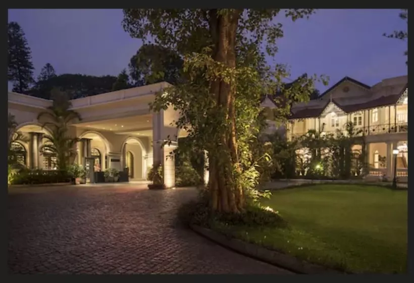 Отель Taj West End