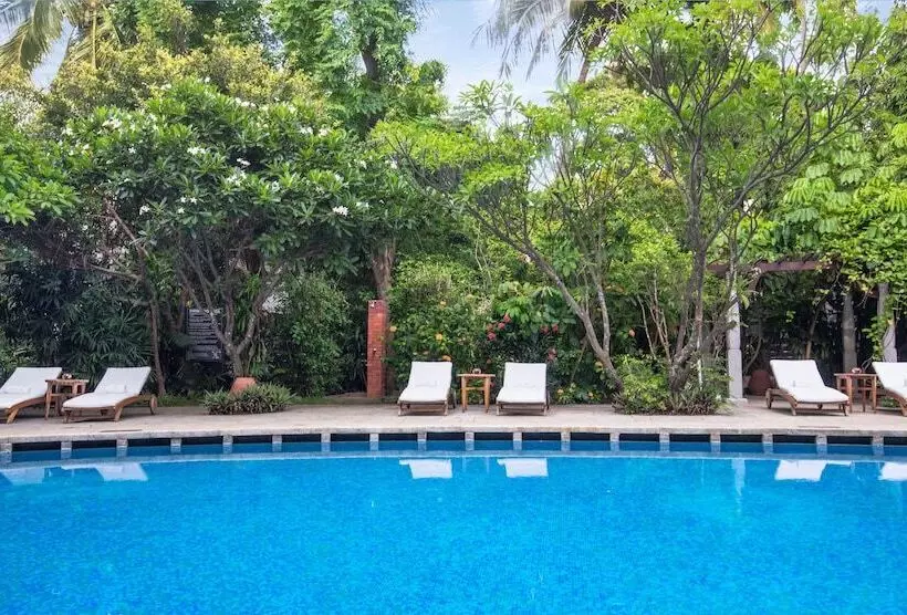 Отель Taj West End