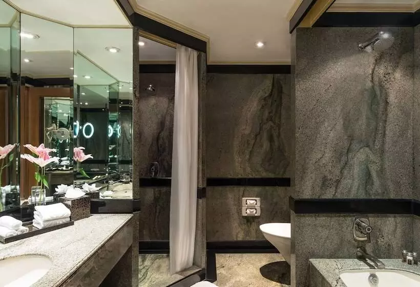 Отель Taj West End