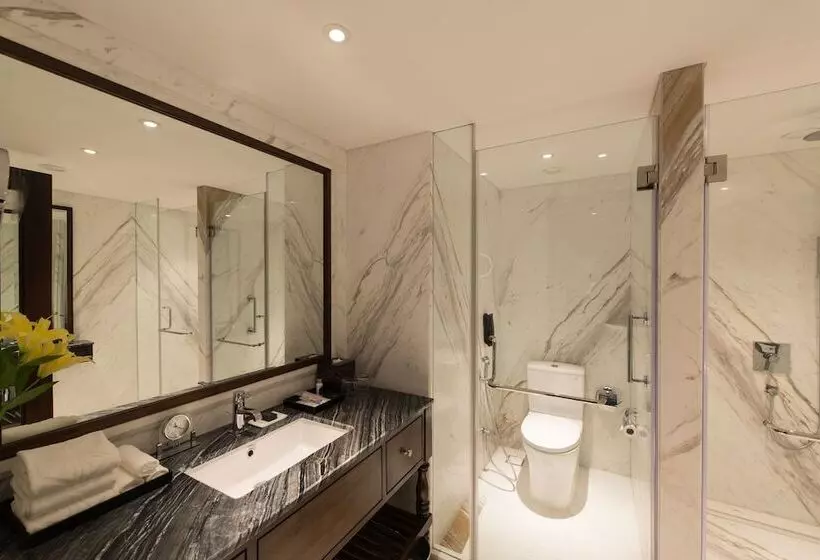 Отель Taj West End