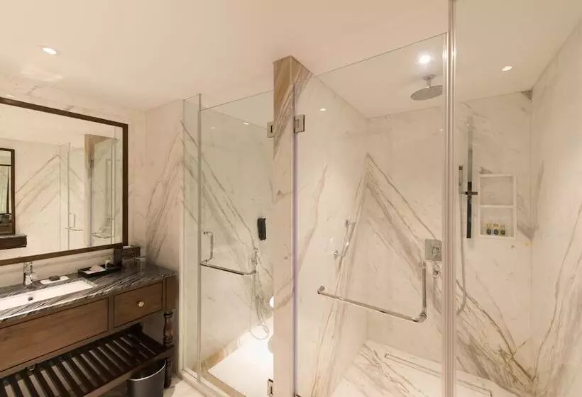 Отель Taj West End