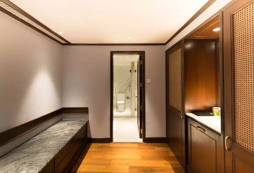 Отель Taj West End