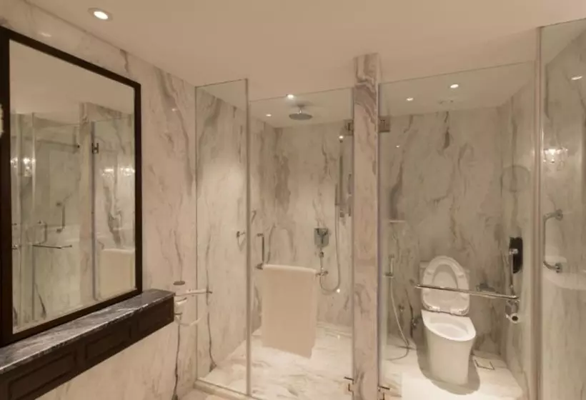 Отель Taj West End