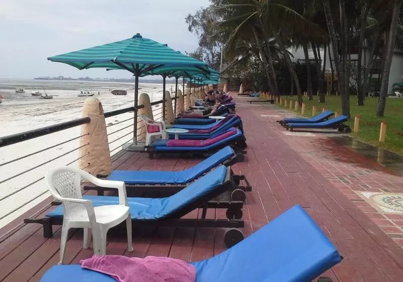 בית מלון כפרי Bamburi Beach