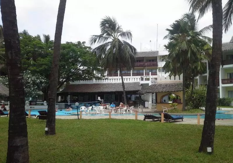 בית מלון כפרי Bamburi Beach