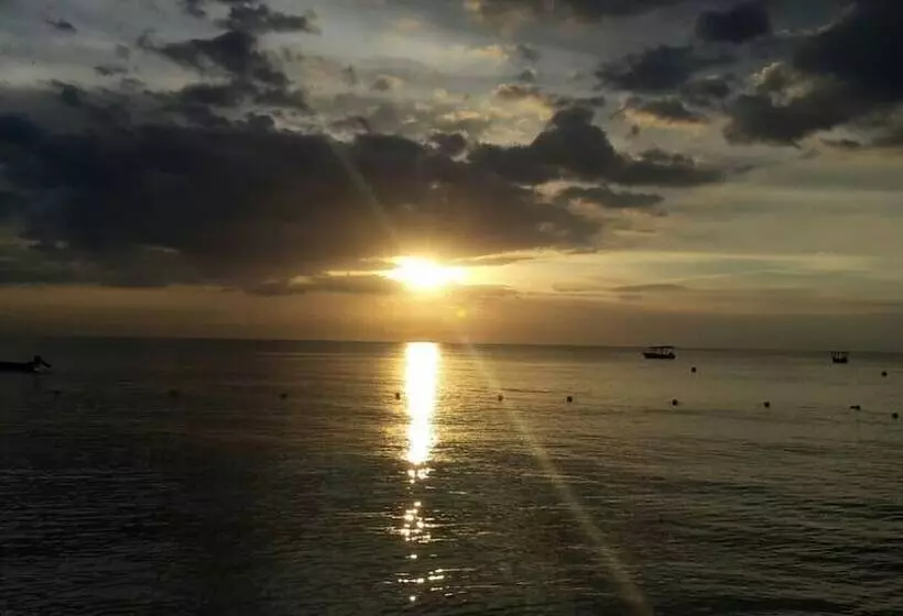 استراحتگاه Secret Cabins At Firefly Beach