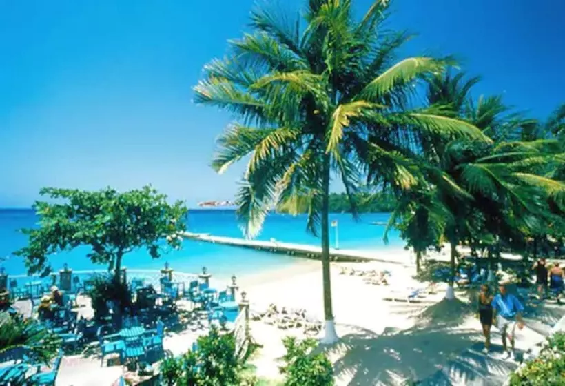 Shaw Park Beach Hotel & Spa