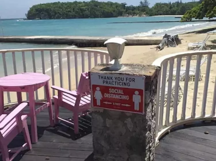 Shaw Park Beach Hotel & Spa