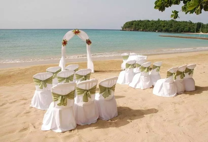 Shaw Park Beach Hotel & Spa