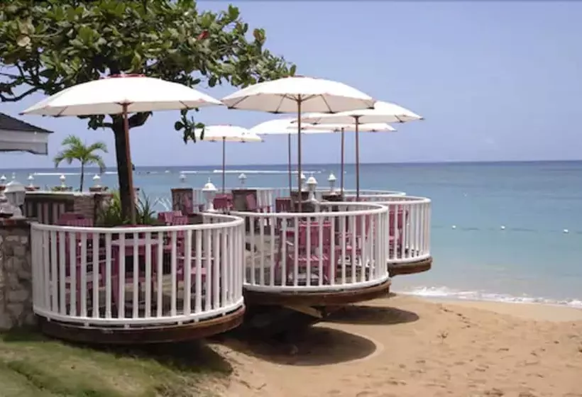 Shaw Park Beach Hotel & Spa