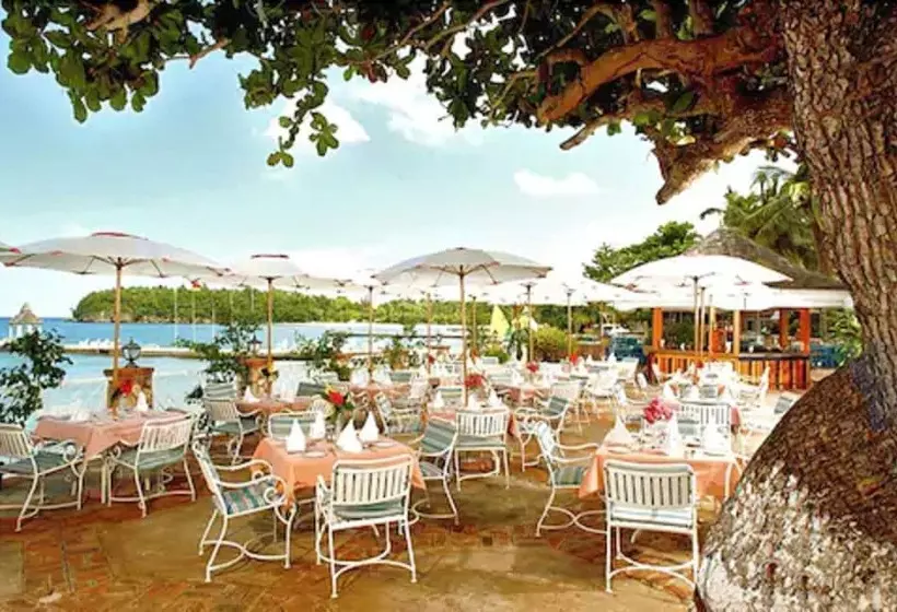 Shaw Park Beach Hotel & Spa