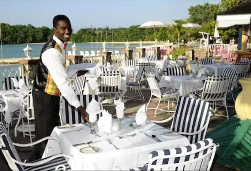 Shaw Park Beach Hotel & Spa