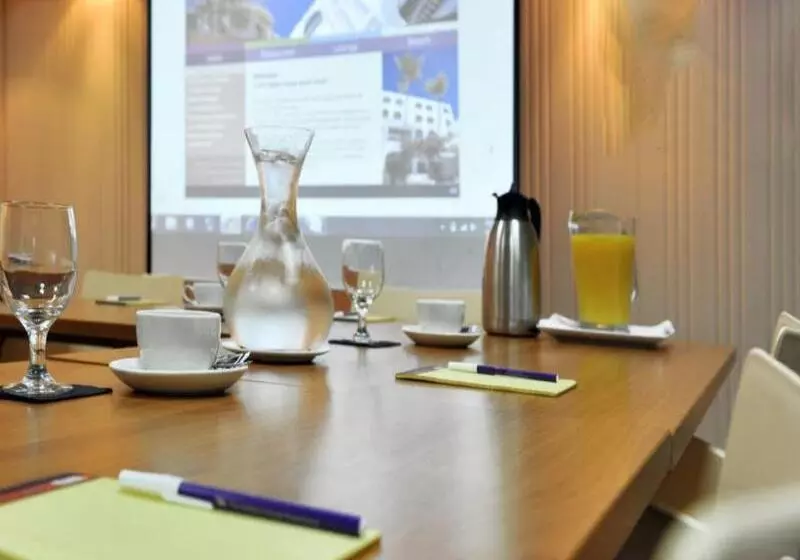 هتل Holland House Beach